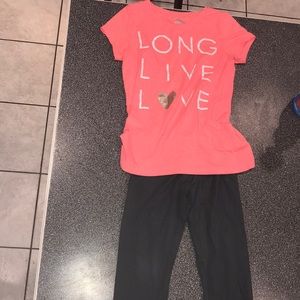 Kids outfit pink shirt grey leggings great shape😊